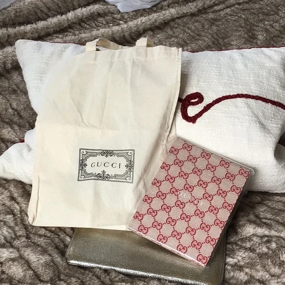 Gucci Cream Tote and Red Patterned Notebook - Picture 1 of 10
